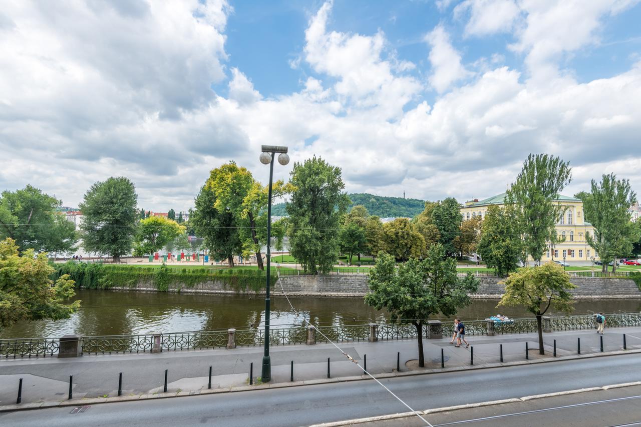 Riverside Apartment With A Balcony Prag Eksteriør billede